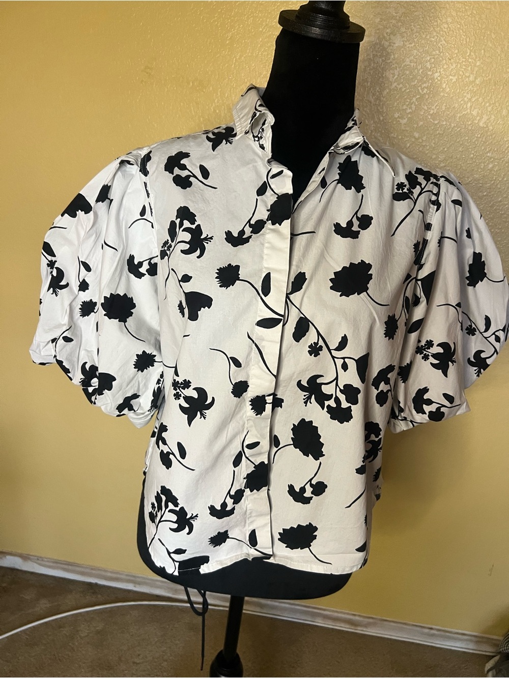 Women's Black & White Floral Puff-Sleeve Button-Up Top